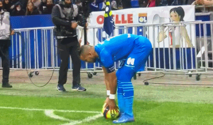 斯基拉：阿森纳正在关注铃木彩艳，有意在下个赛季引进他（斯基拉：阿森纳密切考察铃木彩艳，拟于下赛季完成引进）