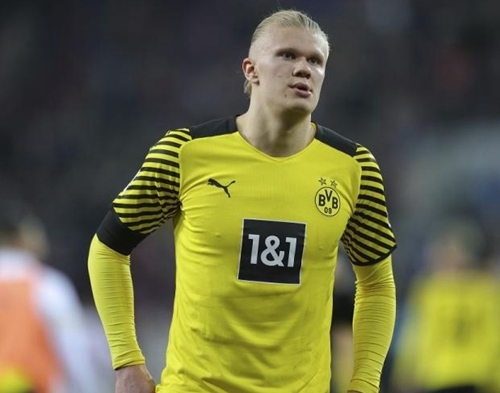 掘金主场有几位小球迷举牌支持威少：拉塞尔拿MVP（掘金主场小球迷举牌力挺威少：齐喊拉塞尔是MVP）