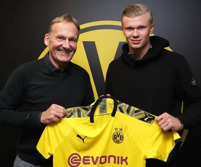 莱奥：我正在学习踢中锋，球队在场内场外都在帮助我（莱奥：正适应中锋角色，球队在场内外都在支持我）