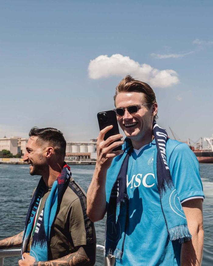 官方：福冈黄蜂主帅金明辉续约，带队征战26／27赛季（福冈黄蜂官宣主帅金明辉续约，将率队出战26／27赛季）