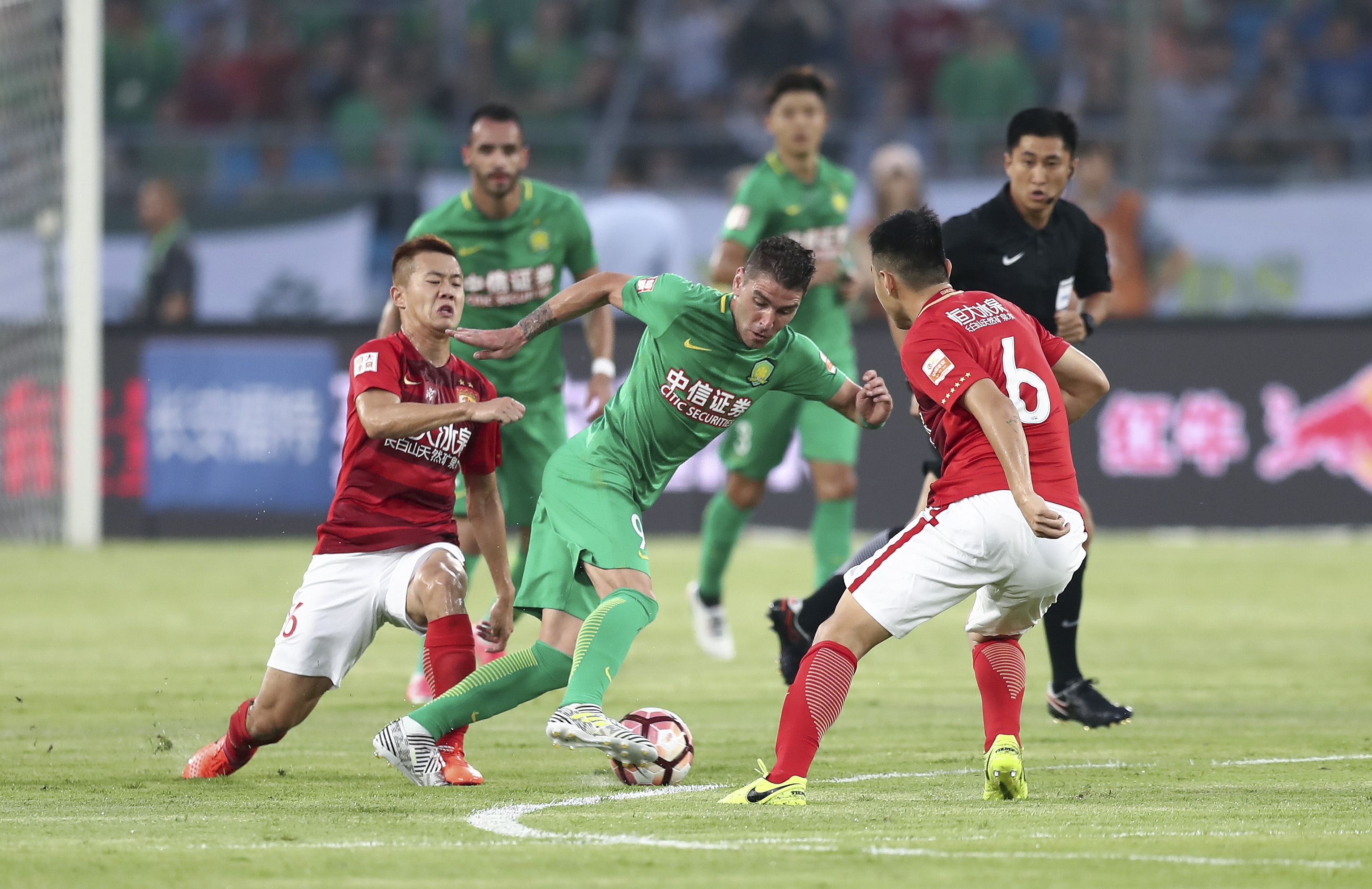 4-0胜格鲁吉亚，西班牙正式比赛连续30场不败创队史纪录（西班牙4-0击退格鲁吉亚，正式赛30场不败写队史新纪录）