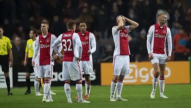 官方：29岁都灵前锋萨纳布里亚永久转会加盟克雷莫纳